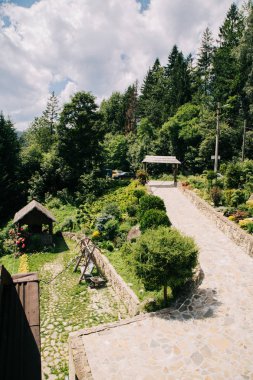 Yaremche yaz sezonunda tren köprüsü görünümü, Ukrayna  