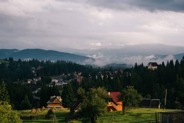 bulutlar ve dağlar arka plan üzerinde Yaremche şehir havadan görünümü, Ukrayna
