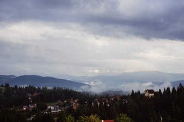 bulutlar ve dağlar arka plan üzerinde Yaremche şehir havadan görünümü, Ukrayna