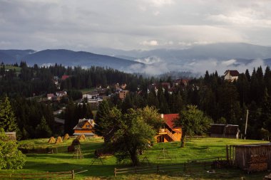 bulutlar ve dağlar arka plan üzerinde Yaremche şehir havadan görünümü, Ukrayna