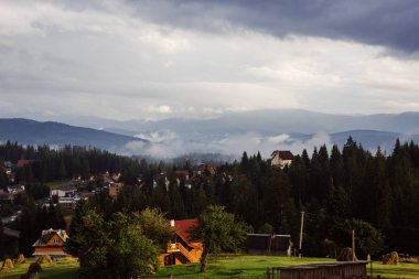bulutlar ve dağlar arka plan üzerinde Yaremche şehir havadan görünümü, Ukrayna