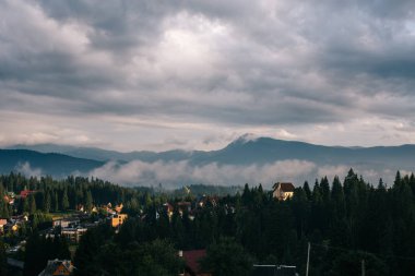 bulutlar ve dağlar arka plan üzerinde Yaremche şehir havadan görünümü, Ukrayna