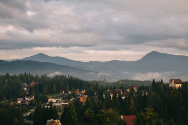 bulutlar ve dağlar arka plan üzerinde Yaremche şehir havadan görünümü, Ukrayna
