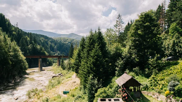 Över Tågbron Vid Sommarsäsongen Yaremche Ukraine — Stockfoto