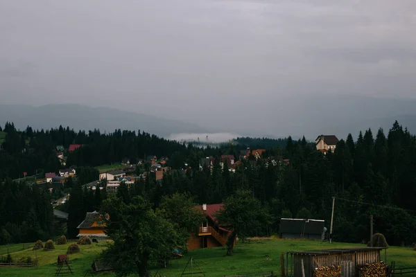 Flygvy Över Yaremche Town Moln Och Berg Bakgrund Ukraina — Stockfoto