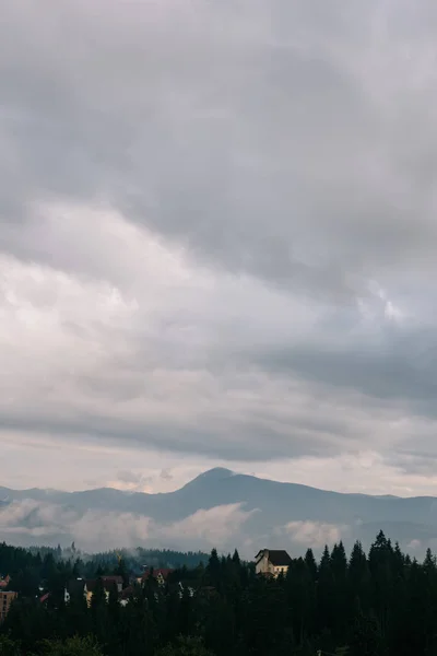 Luftaufnahme Der Yaremche Stadt Auf Wolken Und Bergen Hintergrund Ukraine — Stockfoto