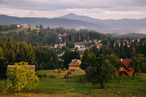 Воздушный Вид Город Яремче Фоне Облаков Гор Украина — стоковое фото