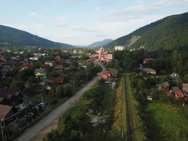 Yaremche şehrinin gündüz hava manzarası, Ukrayna