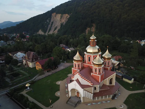 Ukrayna Gündüz Vakti Yaremche Şehrindeki Kilisenin Hava Manzarası — Stok fotoğraf
