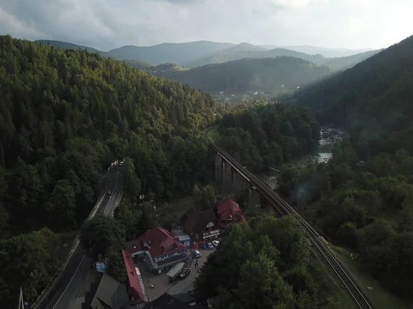 Yaremche şehrinin gündüz hava manzarası, Ukrayna