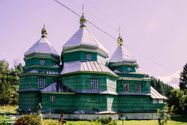 Gündüz Ahşap Antik Kilise Yakınında Eski Mezarlık — Stok fotoğraf