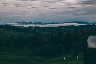 Gündüz vakti Yeblunytsya, Yaremche, Ukrayna 'da bulutlarla kaplı doğal manzara.