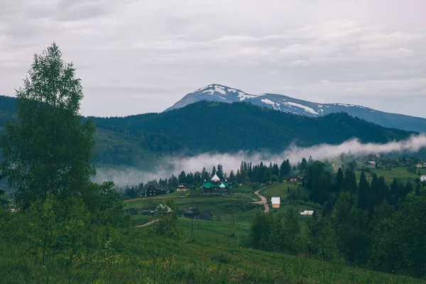 Paisaje Natural Con Nubes Cubiertas Montañas Durante Día Yeblunytsya Región — Foto de Stock