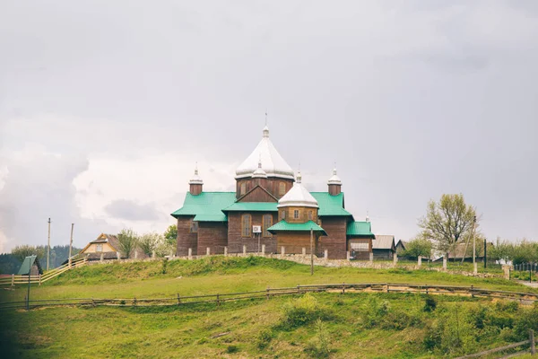 Dağlardaki Yeblunytsya Köyündeki Eski Ahşap Kilise Yaremche Bölgesi Ukrayna — Stok fotoğraf
