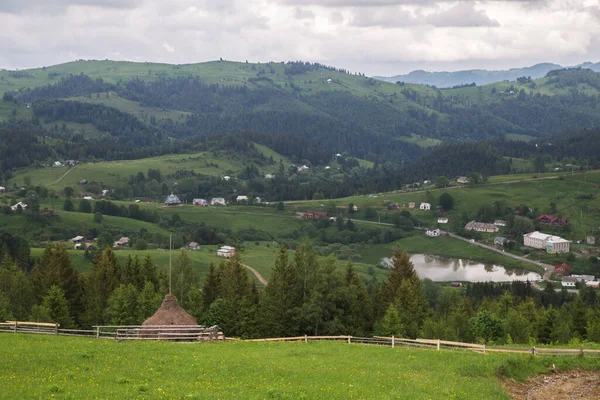 Venkovská Krajina Dřevěnými Domy Zelenou Trávou Karpatech — Stock fotografie