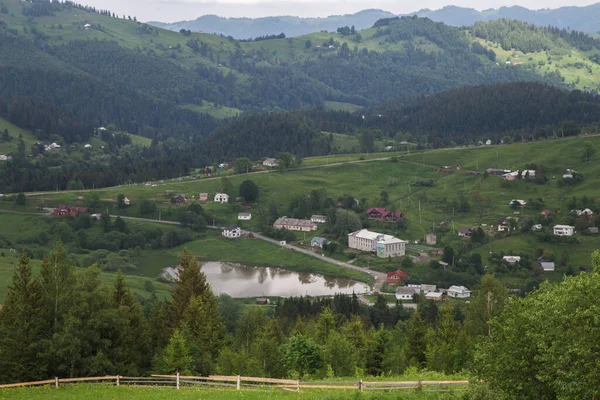 Krajobraz Wiejski Drewnianymi Domkami Zieloną Trawą Karpatach — Zdjęcie stockowe