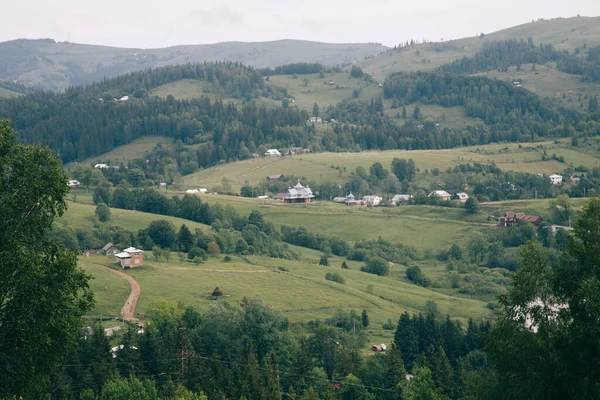 Landelijk Landschap Met Houten Huizen Groen Gras Karpaten — Stockfoto