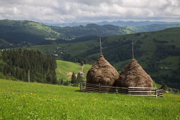 Landelijk Zomerlandschap Met Bergen Wolken — Stockfoto