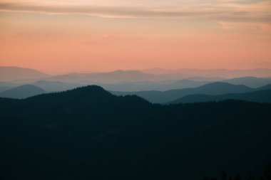 Ukrayna 'nın Romanya sınırı Marmarosy' de gün batımında dağlarla çevrili doğal manzara 