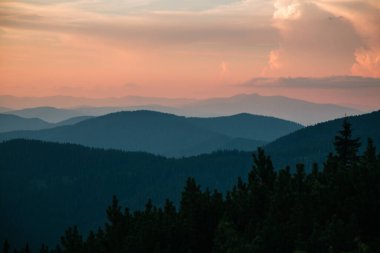 Ukrayna 'nın Romanya sınırı Marmarosy' de gün batımında dağlarla çevrili doğal manzara 