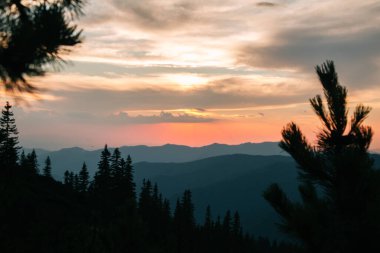 Ukrayna 'nın Romanya sınırı Marmarosy' de gün batımında dağlarla çevrili doğal manzara 