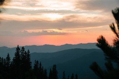 Ukrayna 'nın Romanya sınırı Marmarosy' de gün batımında dağlarla çevrili doğal manzara 