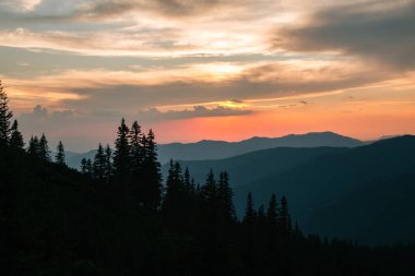 Ukrayna 'nın Romanya sınırı Marmarosy' de gün batımında dağlarla çevrili doğal manzara 