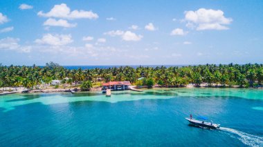Belize barrier reef Güney Su Caye tropik ada hava dron görünümünü
