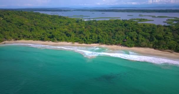 ボカスデルトロ、パナマの熱帯のカリブ海のビーチの空中ドローン ビュー — ストック動画