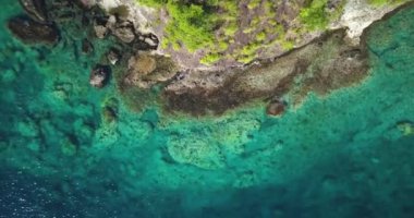 Turkuaz su ve küçük dalgalar kayalar isabet ile Karayip Adası üzerinde bir tropik cennet şeridinin havadan dron görünümü