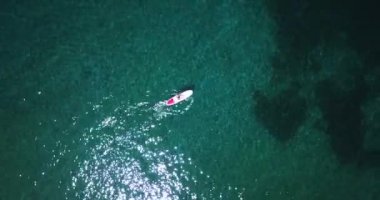 Karayip tropik açık sularda paddleboard kadar Stand yapıyor kız görünümünü hava uçak