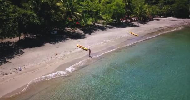 セントルシアのカリブ海の島の熱帯の楽園ビーチの海岸線の上を歩いて女の子の空中ドローン ビュー — ストック動画