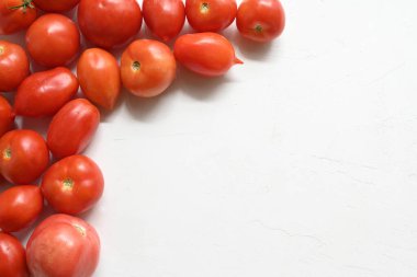 Beyaz arkaplanda kırmızı domatesin bulanık görüntüsü