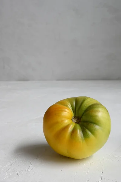Sárga Zöld Tomat Fehér Háttér — Stock Fotó
