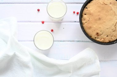 Beyaz ahşap arka planda kızılcıklı Charlotte.