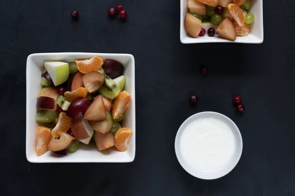 Salad Sehat Dari Buah Segar Atas Meja Gelap — Stok Foto