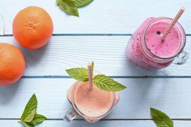 Ahşap arka planda samanla birlikte naneli yaban mersini püresi.