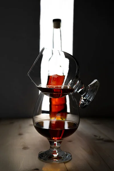Flasche Und Glas Cognac Auf Dunklem Und Weißem Hintergrund — Stockfoto