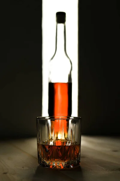 Flasche Und Glas Cognac Auf Dunklem Und Weißem Hintergrund — Stockfoto