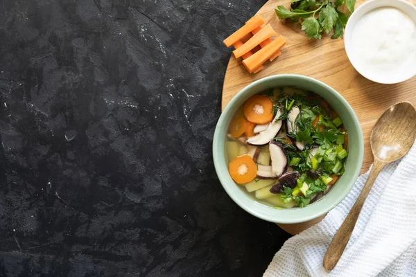 Sup Dengan Jamur Putih Segar Dan Kentang Hidangan Tradisional Masakan — Stok Foto