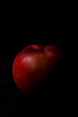 Kırmızı elma siyah ahşap arka planda izole