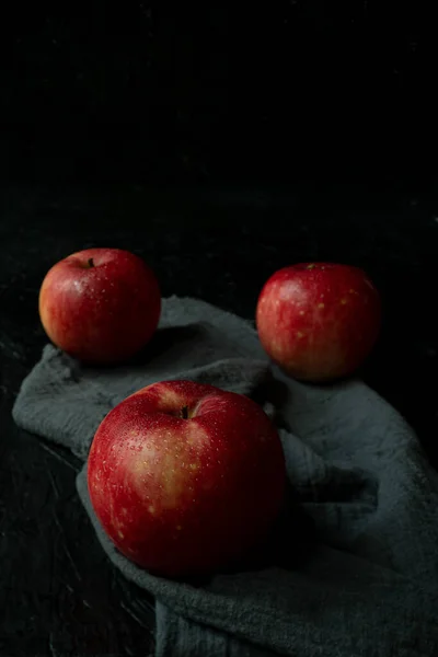黒い木の背景に隔離された赤いリンゴ — ストック写真