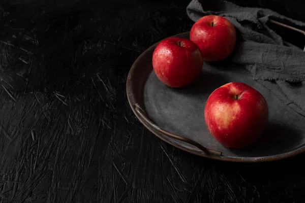 黒い木の背景に隔離された赤いリンゴ — ストック写真