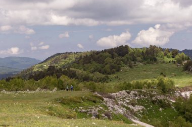 Turist ziyaret yollar dağda, yaz.