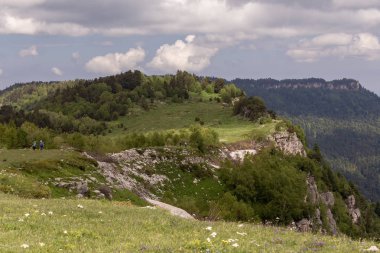 Turist ziyaret yollar dağda, yaz.