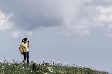 Turist ziyaret yollar dağda, yaz.