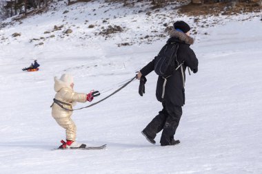 Çocuklar eğlenmek ve dağlarda kayak kışın sakin ol..