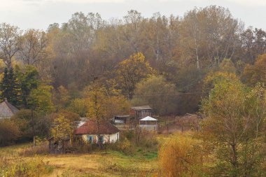 Sonbahar dağlarda eski manastır parkta.