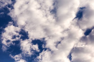 Bulutlu mavi gökyüzü, siyah beyaz tonu, arka plan.