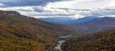 Dağ orman gökkuşağı sonbahar renkleri.